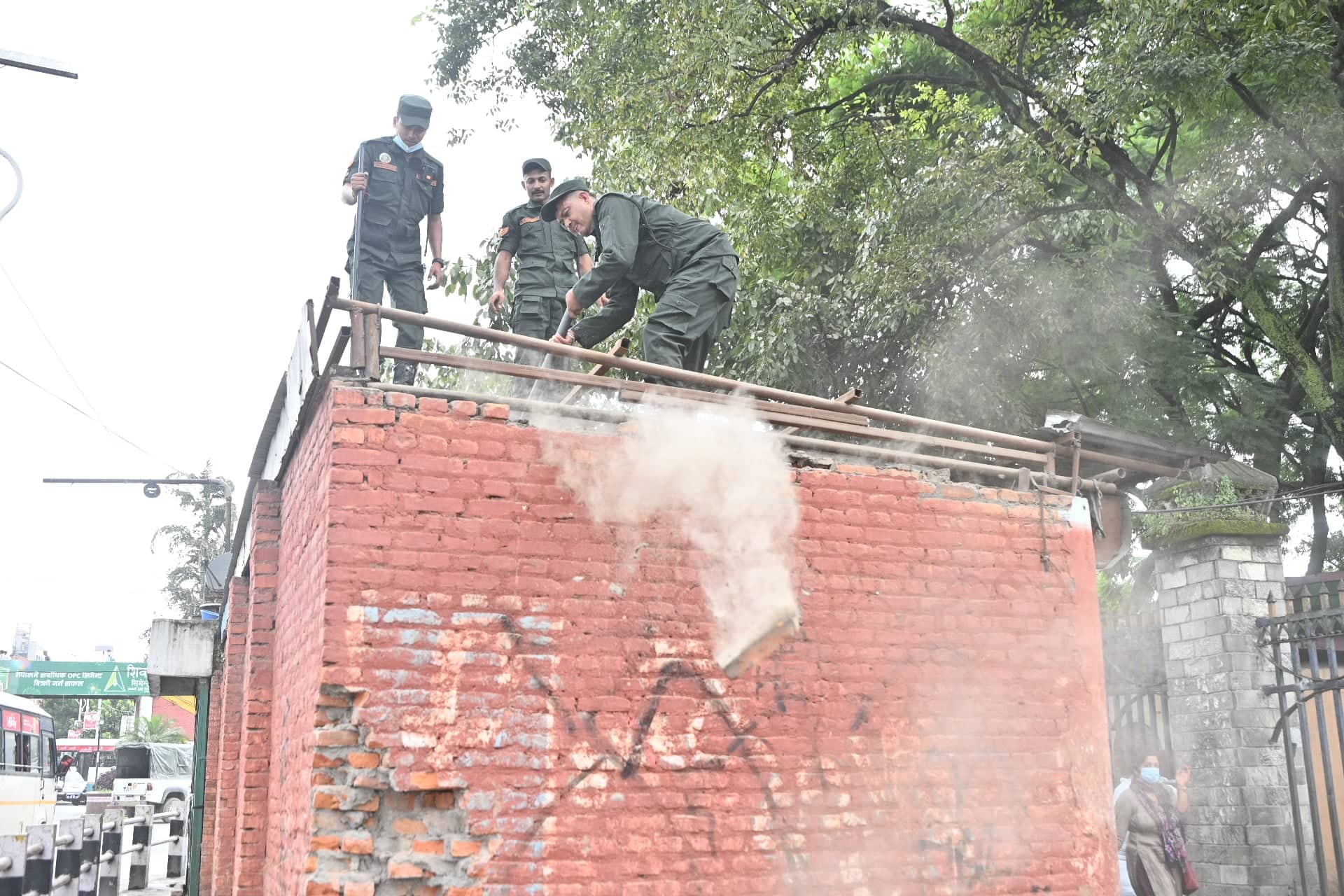 काठमाडौं महानगरले भत्कायो भोटाहिटीको अण्डरपासमाथि बनाइएका अवैध संरचना (फोटो फिचर)